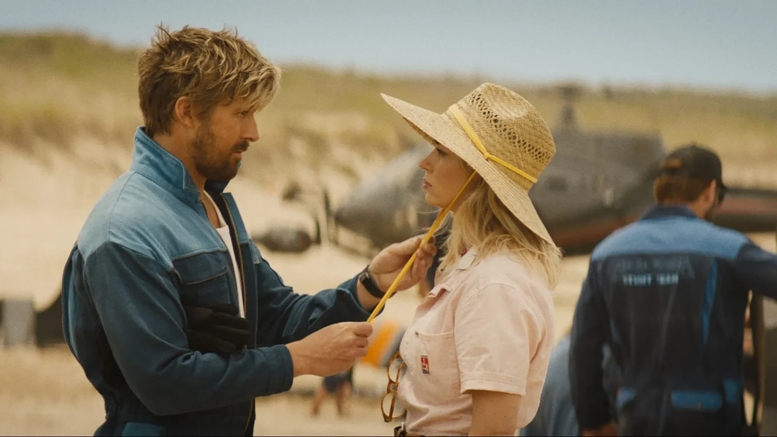 O Dublê, estrelado por Ryan Gosling e Emily Blunt, mistura ação com comédia romântica e mostra os bastidores de um set de filmagens.