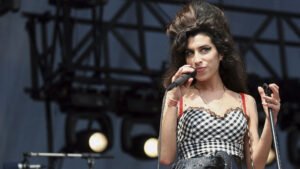Back to Black | descubra o significado da música que dá nome à cinebiografia de Amy Winehouse