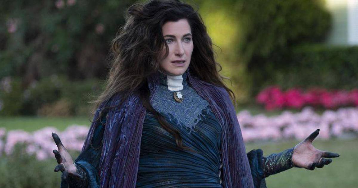 Agatha Harkness, interpretada por Kathryn Hahn, na série Wanda Vision