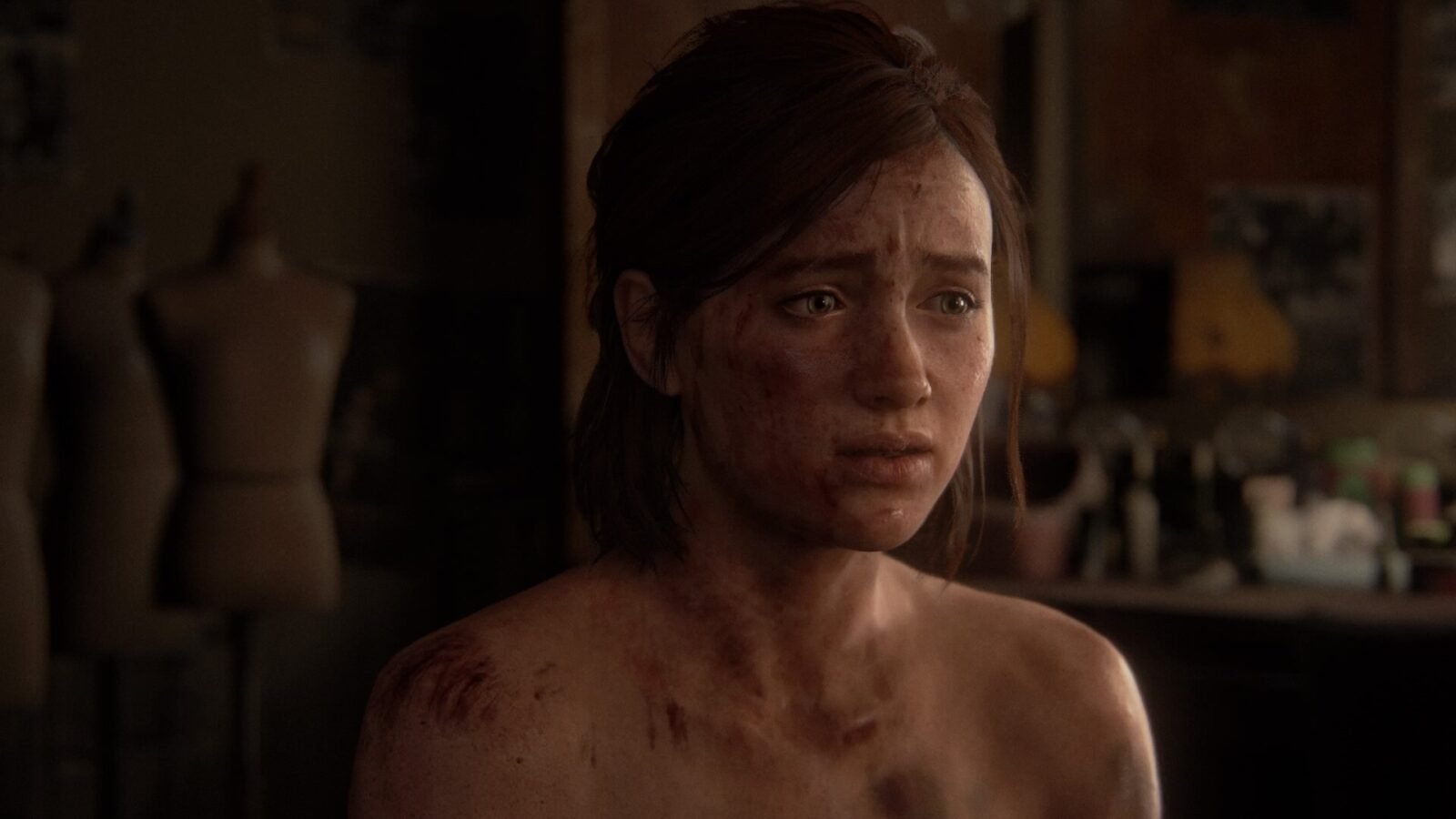 Ellie, machucada, ensanguentada e preocupada em cena de The Last of Us Part II.