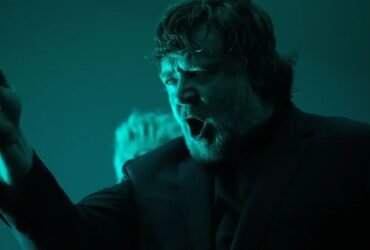 Anthony Miller (Russell Crowe) como padre em O Exorcismo. | Foto: Reprodução/Divulgação