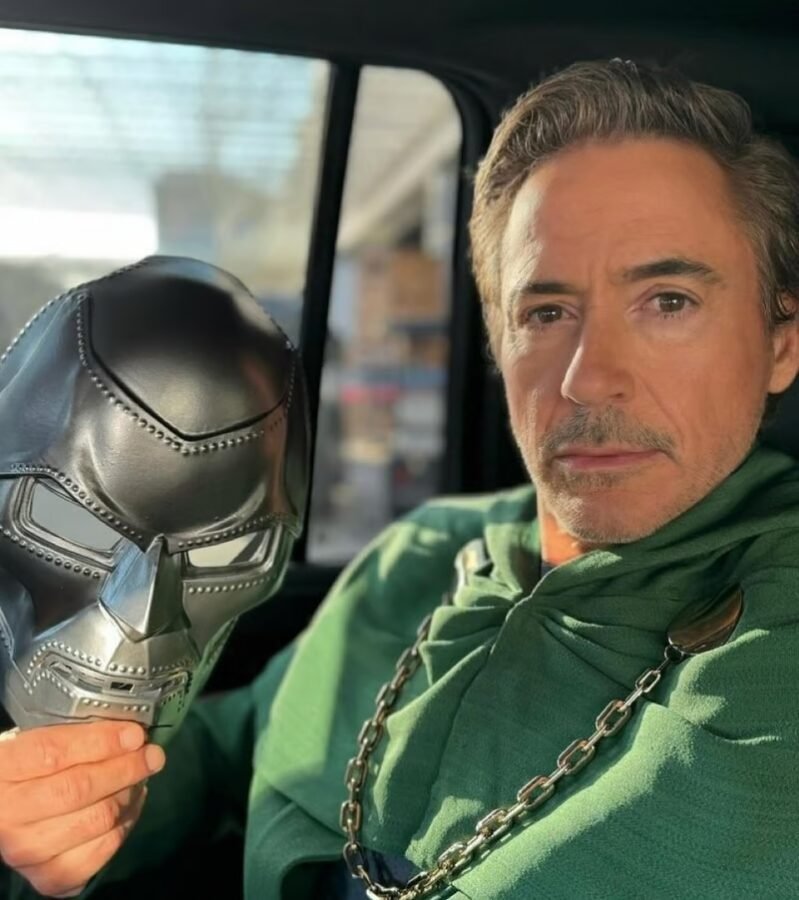 Imagem de Robert Downey Jr. com a icônica máscara do Doutor Destino.