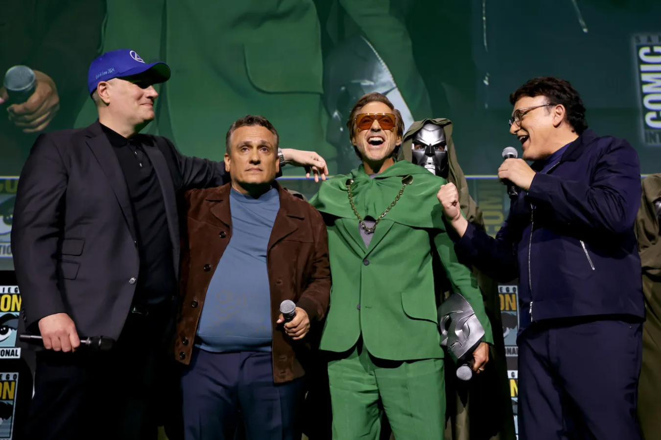 Imagem de Kevin Feige, Robert Downey Jr. e os irmãos Russo após confirmar os próximos dois filmes dos Vingadores na SDCC.