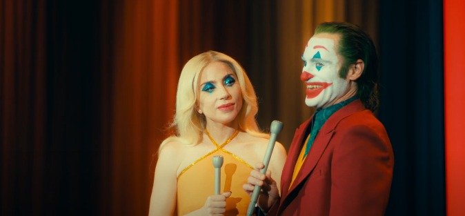 Lady Gaga como Arlequina e Joaquin Phoenix como Coringa em Coringa: Delírio a Dois | Foto: Warner Bros.