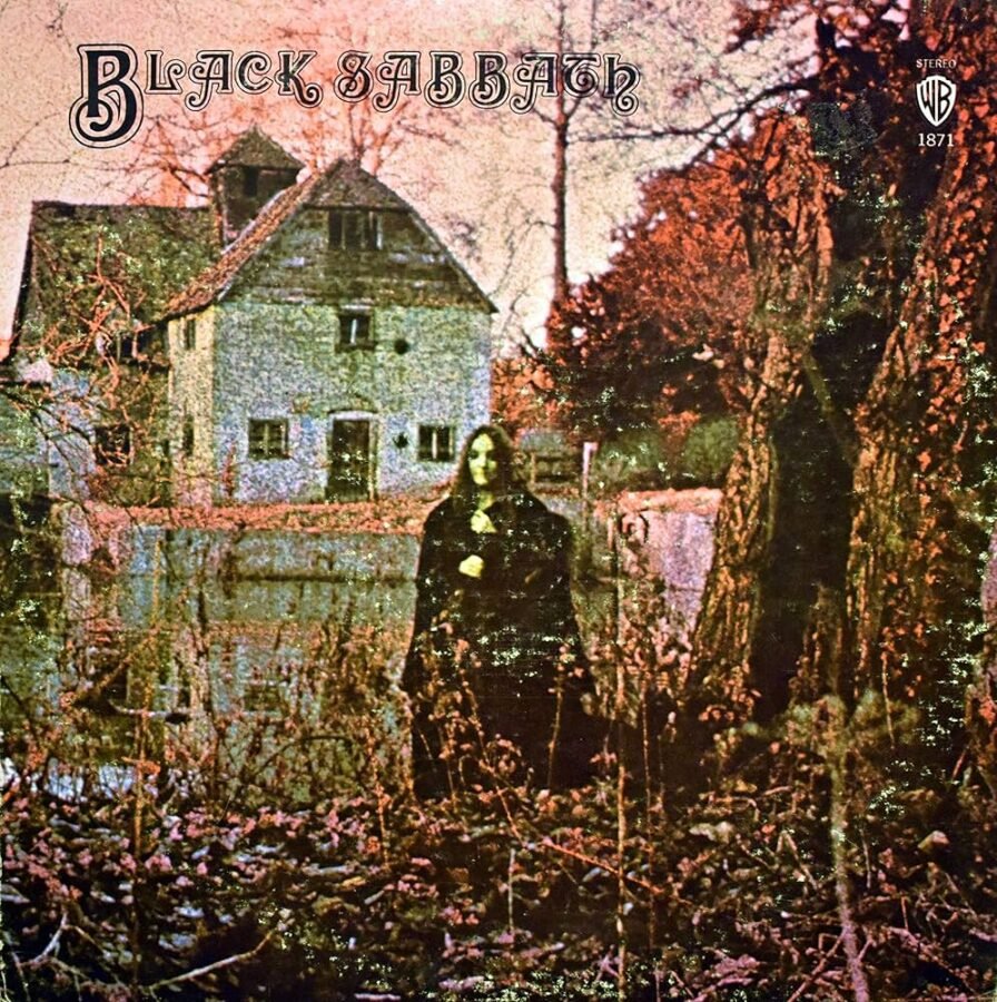 Capa do álbum Black Sabbath de 1970 com a paisagem gótica de uma mulher em frente a um casarão.