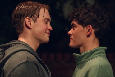 Nick e Charlie se entreolhando e sorrindo em cena da terceira temporada de "Heartstopper".