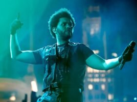 The Weeknd em ação durante a turnê "After hours til dawn".