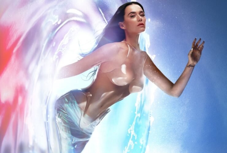 Katy Perry saindo de um portal luminoso em ensaio para "143".