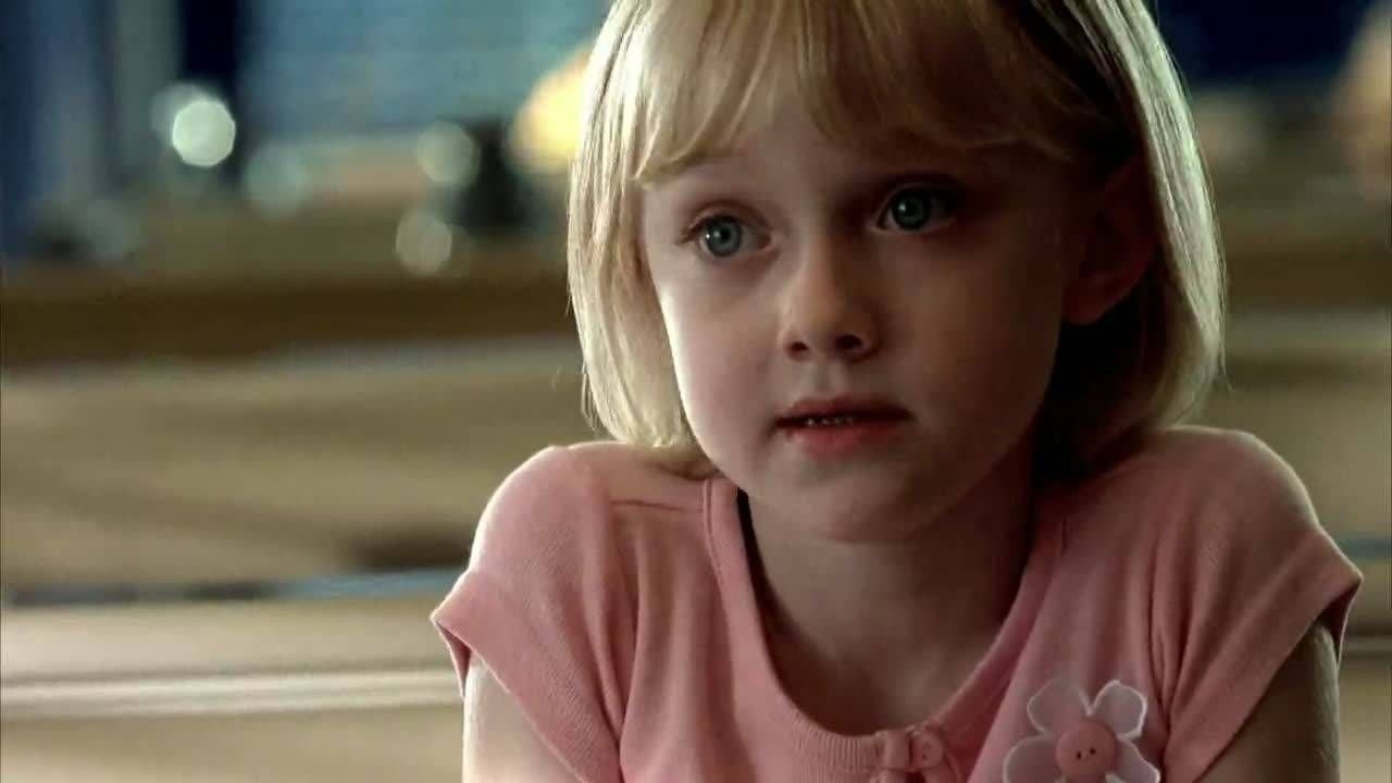 Dakota Fanning, atriz mirim, em trecho de filme, dizendo algo.