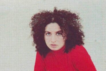 Dora Morelenbaum para seu novo álbum, Pique.