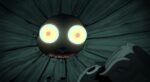 Criança dentro de um barril enquanto uma criatura de olhos enormes e brilhantes a observa de fora com a intenção de atacar.