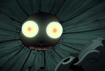 Criança dentro de um barril enquanto uma criatura de olhos enormes e brilhantes a observa de fora com a intenção de atacar.