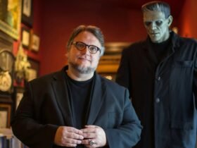 Guilhermo del Toro ao lado do mostro de Frankenstein.