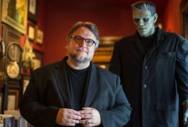 Guilhermo del Toro ao lado do mostro de Frankenstein.