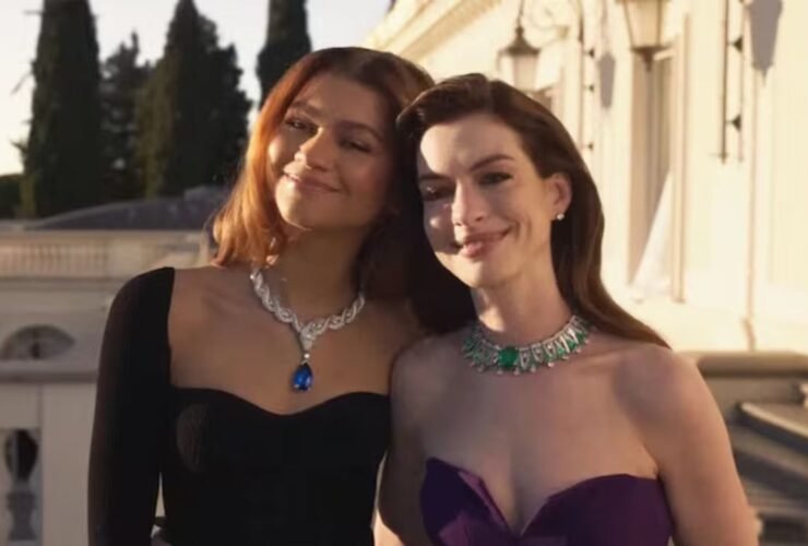 Zendaya e Anne Hathaway juntas e abraçadas.