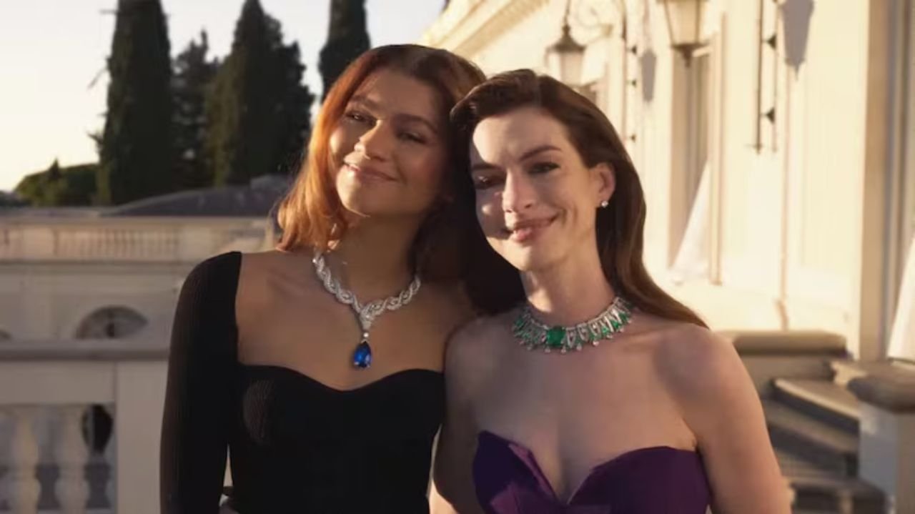 Zendaya e Anne Hathaway juntas e abraçadas.