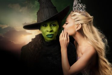 Cynthia Erivo como Elphaba e Ariana Grande como Glinda em Wicked (2024) | Imagem: Reprodução/Divulgação