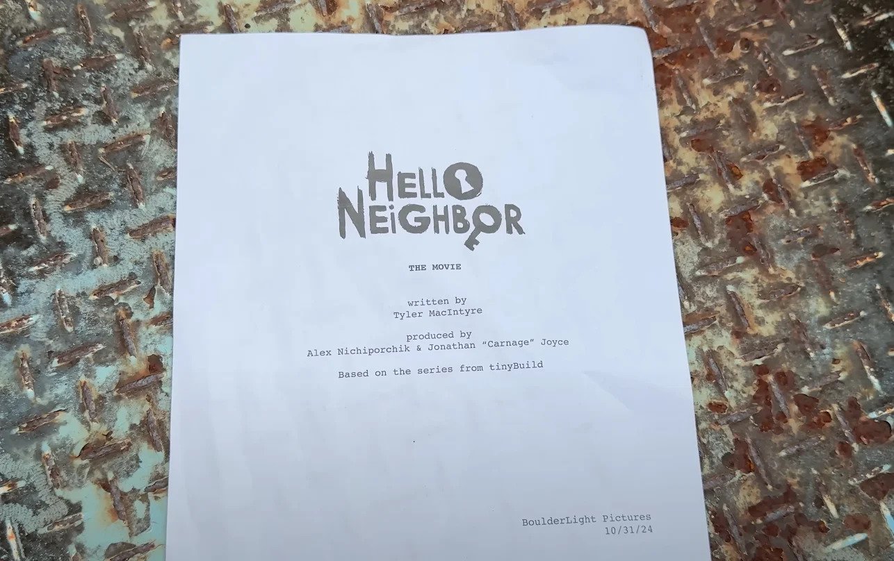 Papel A4 com informações sobre a adaptação cinematográfica de Hello Neighbor. Fonte: tinyBuildGAMES