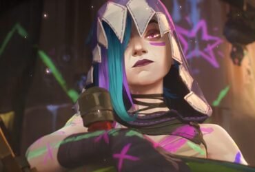 Jinx, de Arcane, de cabelo curto e com mechas pintadas de roxo. Ela usa uma touca e encara a câmera. Fonte: Netfix.