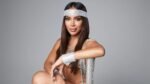 Anitta com uma fantasia de carnaval