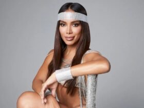 Anitta com uma fantasia de carnaval