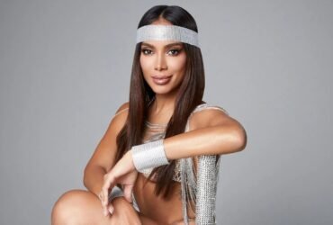 Anitta com uma fantasia de carnaval