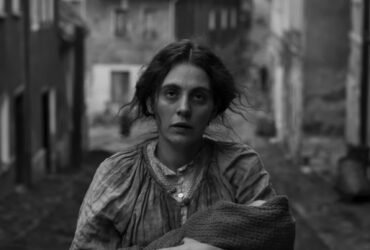 Crítica | maternidade e culpa andam de mãos dadas em 'A Garota da Agulha'