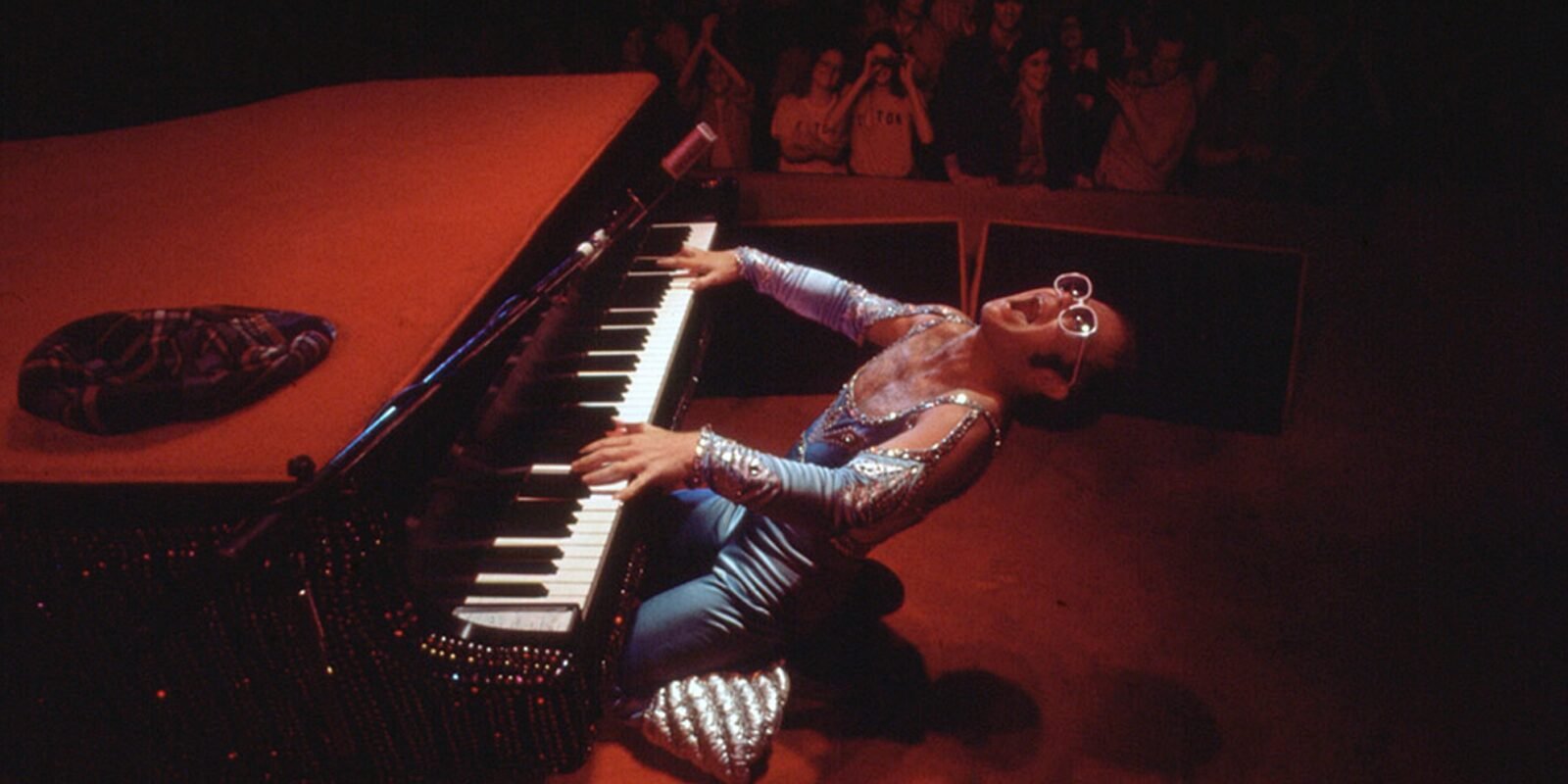 Crítica | Elton John: Never Too Late marca uma despedida bonita, mas sem brilho