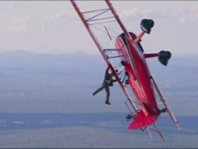 Missão Impossível 8 | Vídeo de bastidores mostra Tom Cruise pendurado em um avião