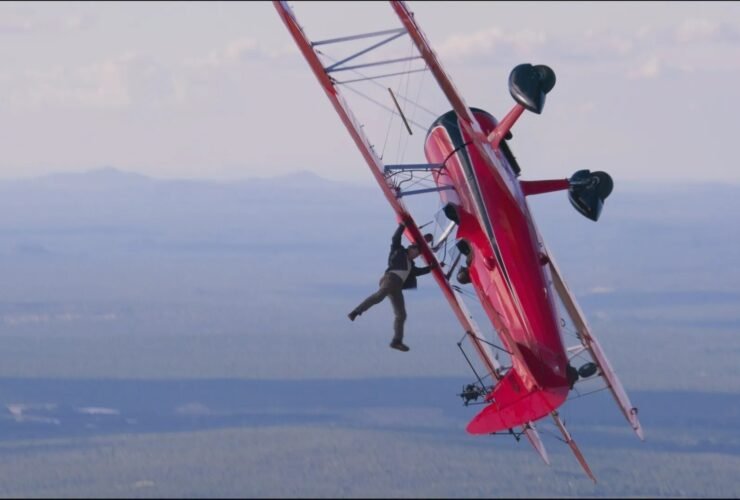 Missão Impossível 8 | Vídeo de bastidores mostra Tom Cruise pendurado em um avião