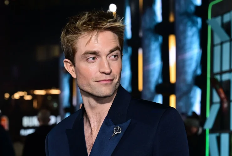 Robert Pattinson na première de Mickey 17