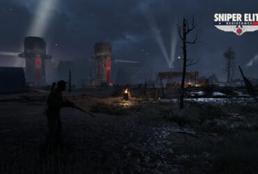 Soldado observa uma cidade ocupada à noite, iluminada por refletores e postes de luz, preparando-se para uma missão furtiva.