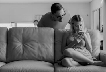 Crítica | Carcaça: O peso do isolamento e os demônios íntimos em preto e branco