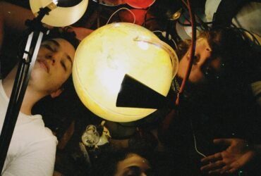 Crítica | Jangada Pirata navega entre o urbano e o bucólico em 'Sal da Casa'