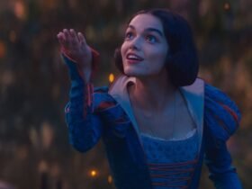 Rachel Zegler em pôster do filme 'Branca de Neve