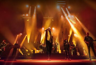 Simple Minds cancela show no Rio devido a megaevento de Lady Gaga