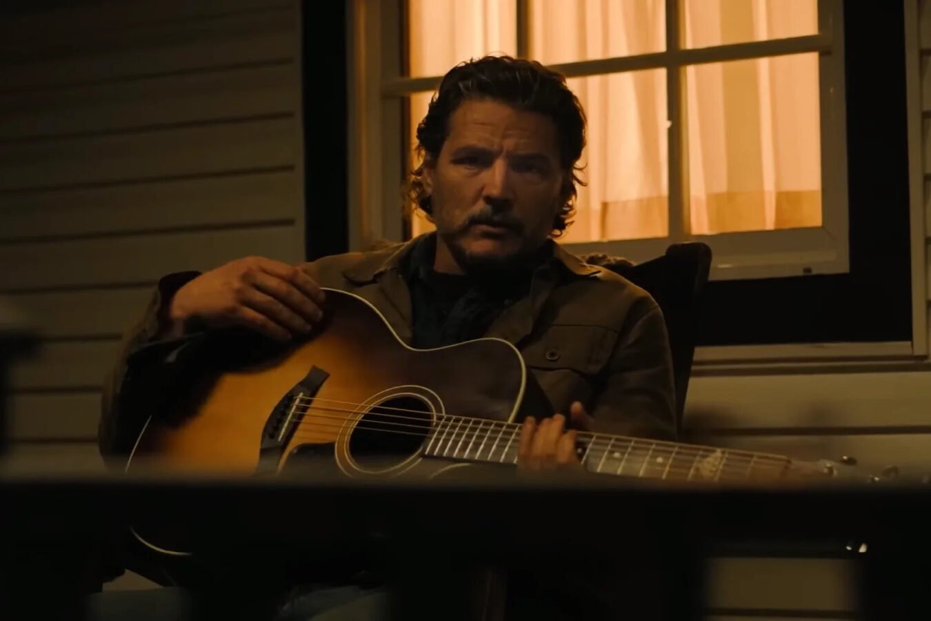 Cena de Joel tocando violão em The Last of Us