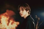 O cantor Baekhyun, um homem coreano, olha para a câmera de forma misteriosa.
