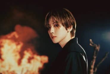 O cantor Baekhyun, um homem coreano, olha para a câmera de forma misteriosa.