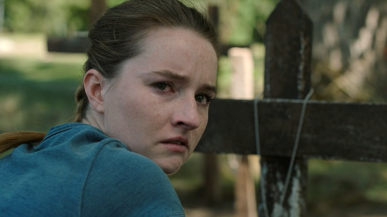 Foto de divulgação da persangem Abby de The Last of Us olhando para a tela