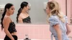 As atrizes Alexa Demie, uma mulher latina de cabelos pretos, e Sydney Sweeney, uma mulher branca de cabelos loiros, discutem uma de frente para a outra, apoiadas na pia de um banheiro, em cena da série Euphoria