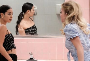 As atrizes Alexa Demie, uma mulher latina de cabelos pretos, e Sydney Sweeney, uma mulher branca de cabelos loiros, discutem uma de frente para a outra, apoiadas na pia de um banheiro, em cena da série Euphoria