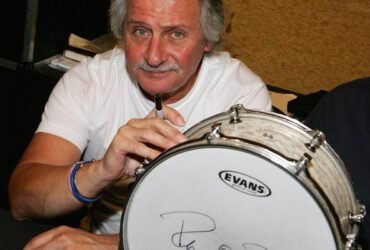Pete Best, primeiro baterista dos Beatles, anuncia aposentadoria aos 83 anos