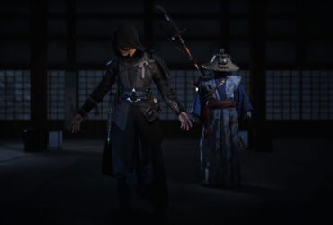 Cena do menu de personalização de Assassin’s Creed Shadows, com Naoe à frente vestindo um traje escuro e Yasuke ao fundo em trajes tradicionais.