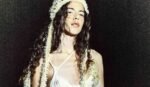 Marina Sena no clipe de Numa Ilha