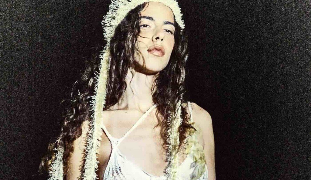 Marina Sena no clipe de Numa Ilha