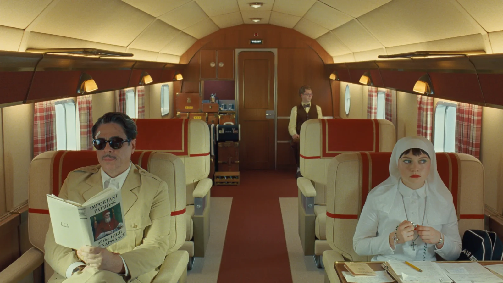 Crítica | O Esquema Fenício: Wes Anderson e a fábrica de filmes de luxo pré-montados