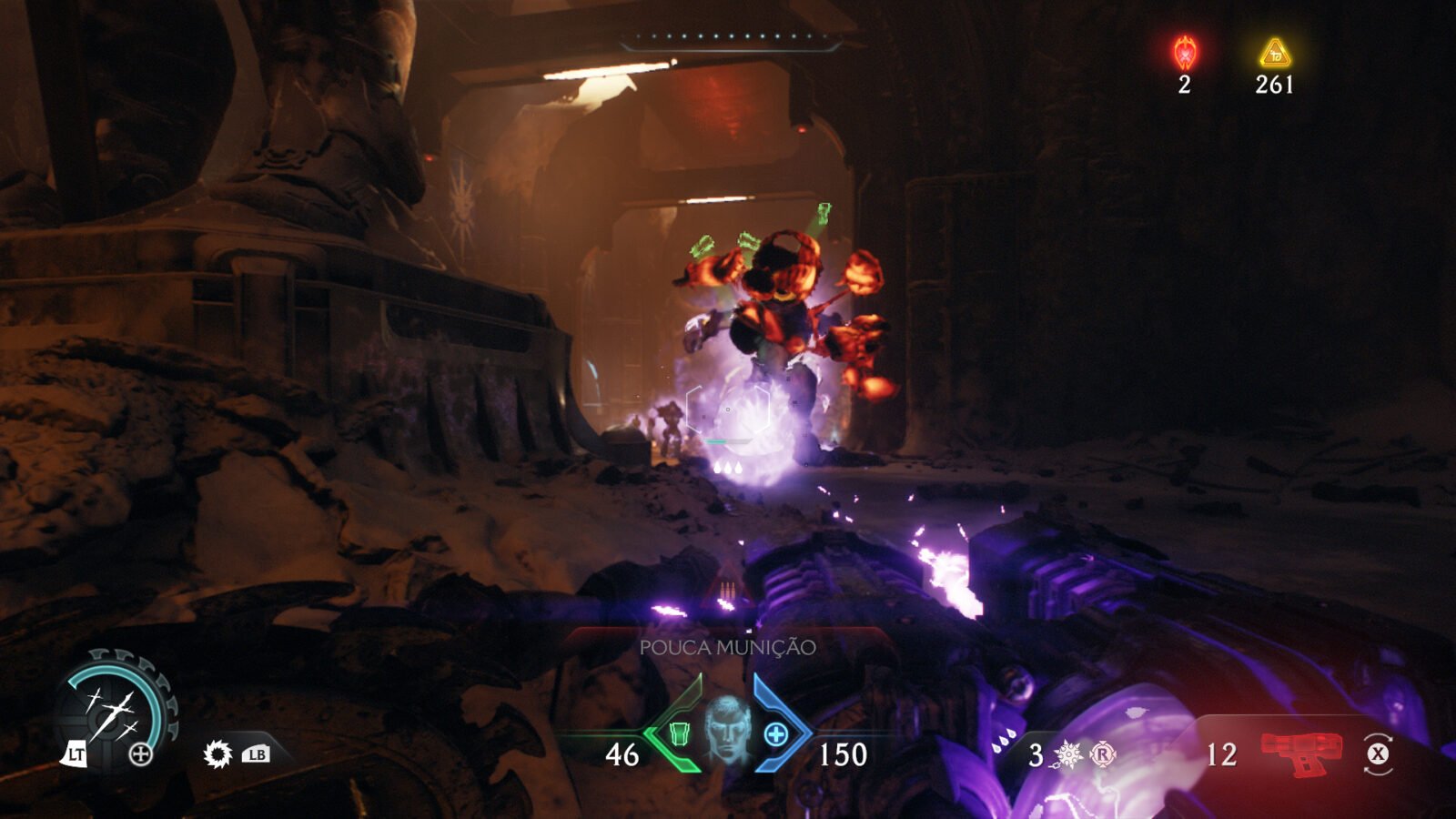 Combate em primeira pessoa de DOOM: The Dark Ages, mostrando arma carregada e inimigo gigante brilhando à frente.