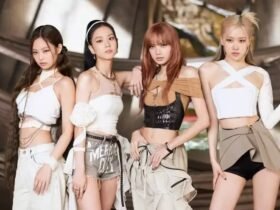 As quatro integrantes do Blackpink posam lado a lado