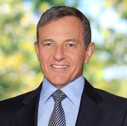 A foto mostra o rosto de Bob Iger, um homem branco de meia idade e cabelos grisalhos.